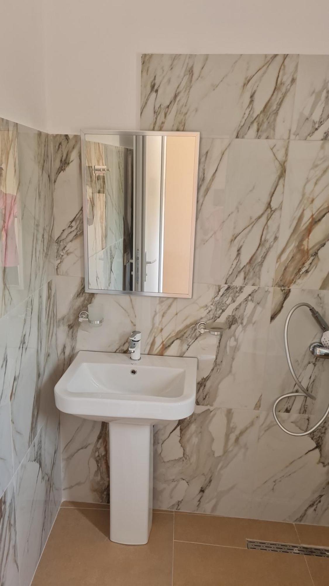 Sol Apartments Gjiri Lalzit ดูร์เรส ภายนอก รูปภาพ